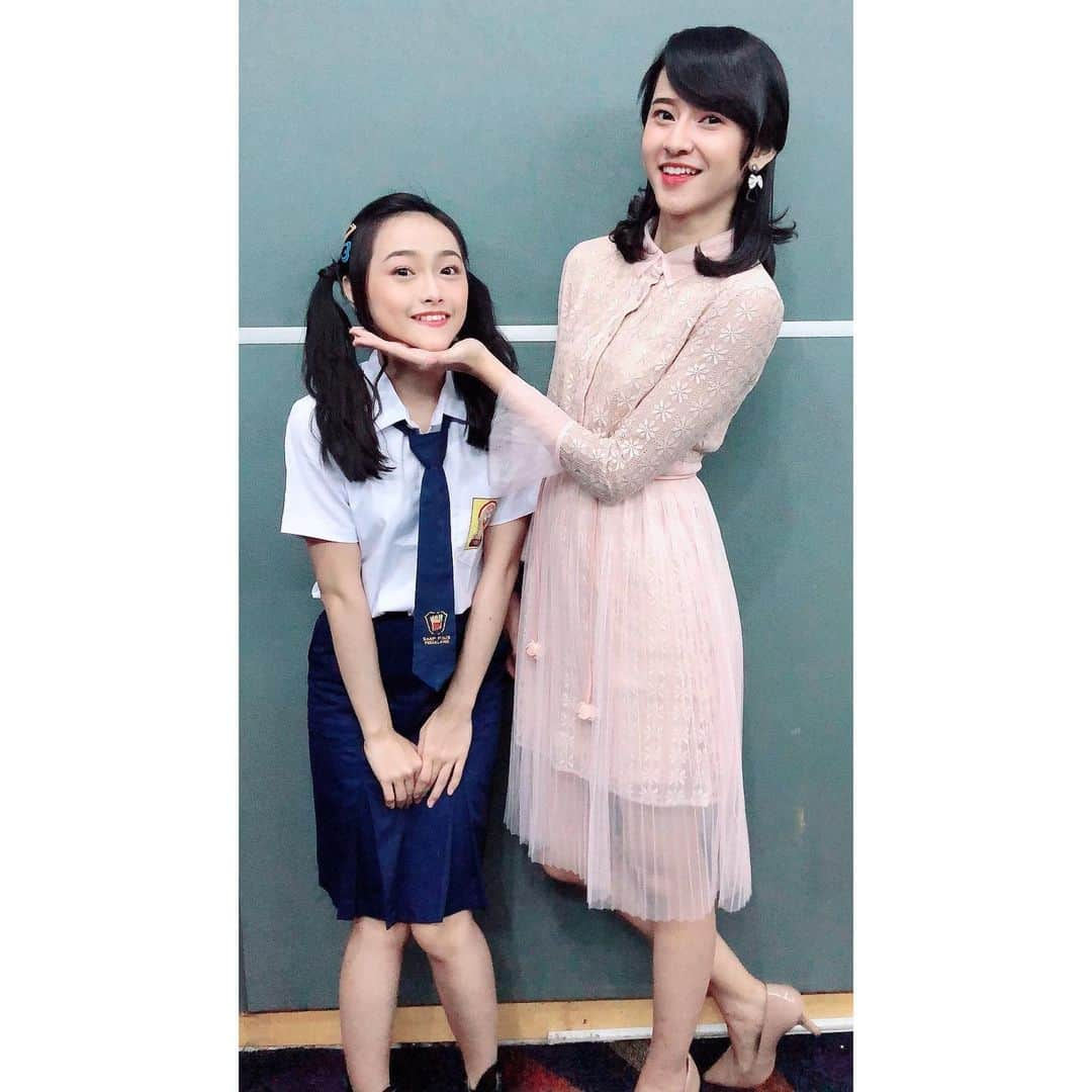 ロナ・アングラエニさんのインスタグラム写真 - (ロナ・アングラエニInstagram)「Student & teacher 🤪🤣 #jkt48hightensionhandshakefestival」4月1日 14時35分 - jkt48rona