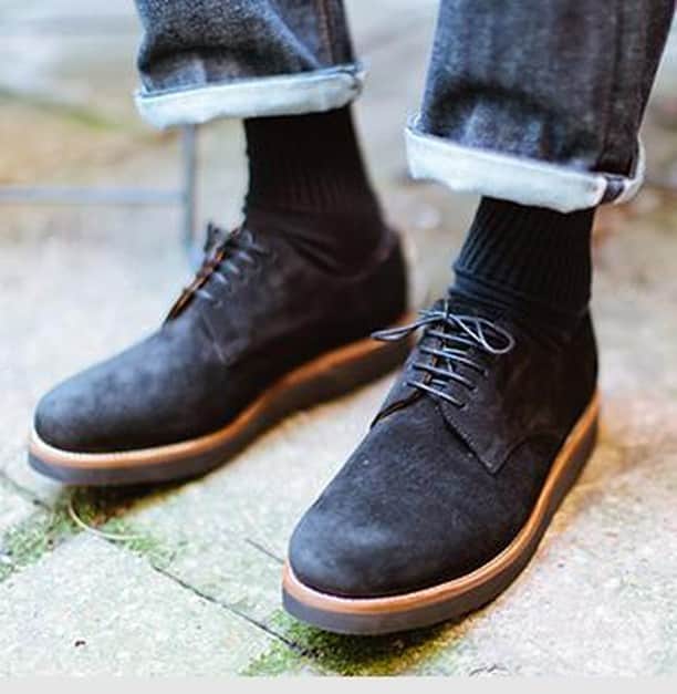 のインスタグラム：「Curt - our simple but stylist 5 eyelet derby is a Grenson Classic. Curt is on the 201 last. For Spring/Summer 2019, here he is in our black suede and complete with a natural edge and matching black napa wedge sole.⁣ ⁣ -⁣ ⁣ @simplehumantruths⁣ ⁣ #grenson #menswear #grensonshoes #grensonbrogues #mensfashion #mensstyle #thegoodshoe #curt」