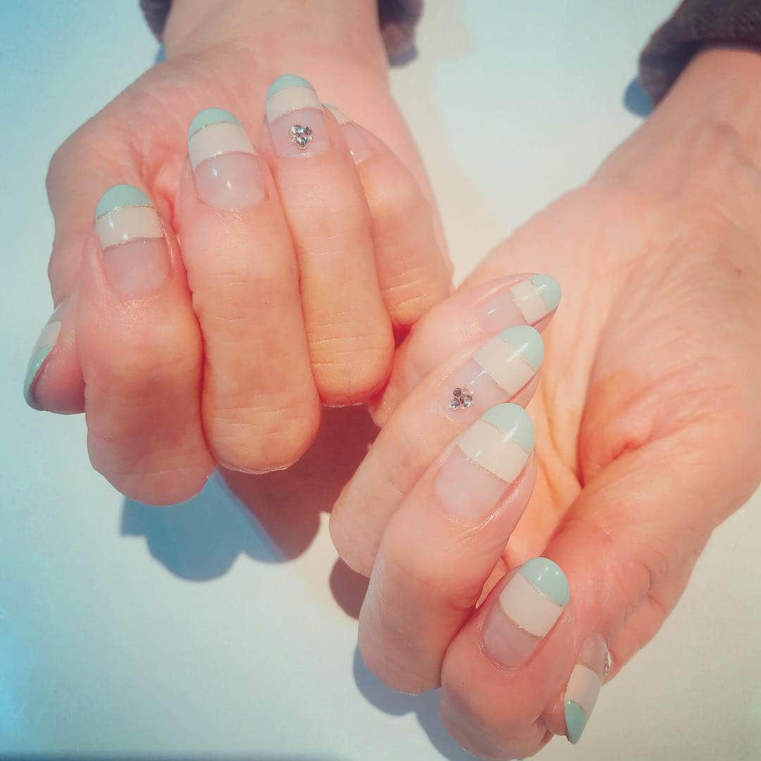 RUBY&ONYX by Kanako Miuraのインスタグラム：「🌼DOUBLE COLOR FRENCH🌼 ・ ミントグリーンとベージュでダブルフレンチ♫ミントカラーは春になると使いたくなりますね〜💙💚大人パステルカラーです🎶🥳 4/2 12:00〜.12:30〜.16:00〜.18:30〜 4/3 17:30〜 4/5 18:00〜 ご案内可能です。 お気軽にお問い合わせくださいませ💫 ・ ・ #daikanyama#nailsalon#nail#gelnail#rubyandonyx#summer#summernails#handnail#mode#cool#studs#menscare#ART#winternails#nuancenails#メンズネイル#メンズケア#定額制ネイル#通い放題#ジェルネイル#ネイル#ノーサンディング#フットケア#大人ネイル#フットネイル#シンプルネイル#代官山ネイルサロン#トレンドネイル#ショートネイル💅」