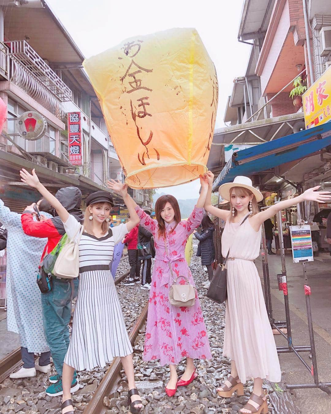 吉川ちえさんのインスタグラム写真 - (吉川ちえInstagram)「台湾旅行❤️最終日👼💕 最終日は十份にいきました🙌✨ . ランタンにお願いごとを書いて 空に飛ばすと叶うんだって🌈🙆‍♀️ . 健康運、仕事運、恋愛運とかランタンのカラーによって変わるんだけどうちらは 【金運UP💰💕】の黄色のランタンにしました🥴‼️ . それぞれ筆を使ってランタンに お願いごと書きました😀❣️ お金ほしいはシュールwwwww . #十份 #ランタン #金運アップ #台湾 #台湾旅行 #taiwan #台湾女子旅 #お金ほしい #貪欲」4月1日 14時38分 - yoshikawachie_16