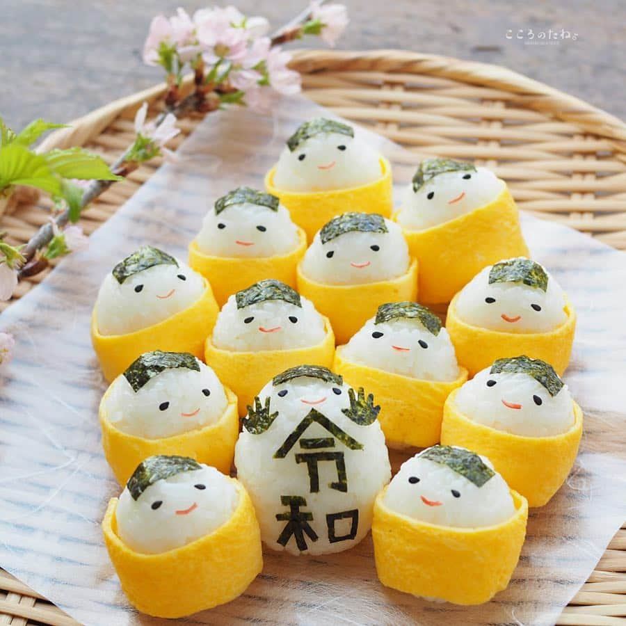 こころのたねさんのインスタグラム写真 - (こころのたねInstagram)「❁.*⋆✧°.*⋆✧❁ Today's  onigiri. ・ #令和 娘の第一声『カッコいい〜！！』でした。 うん、私もそう思います✨ ・ 新たな時代の扉🚪✨ という事で、お昼ごはんは令和むすび で。 ₍ ..̮ ₎ ⁽ ˙˙̮ ⁾🙌₍ ..̮ ₎ ⁽ ˙˙̮ ⁾₍ ..̮ ₎ 🙌⁽ ˙˙̮ ⁾₍ ..̮ ₎ ⁽ ˙˙̮ ⁾🙌 ・ ・ 4月も宜しくお願いします✨ ----------------------- Amebaブログ・LINEブログは後ほど➰✏︎ @kokoronotane ・ ・ #こころのたねオニギリ ❁.*⋆✧°.*⋆✧°.*⋆✧❁✧°.*⋆✧°.*⋆✧°❁」4月1日 14時40分 - kokoronotane