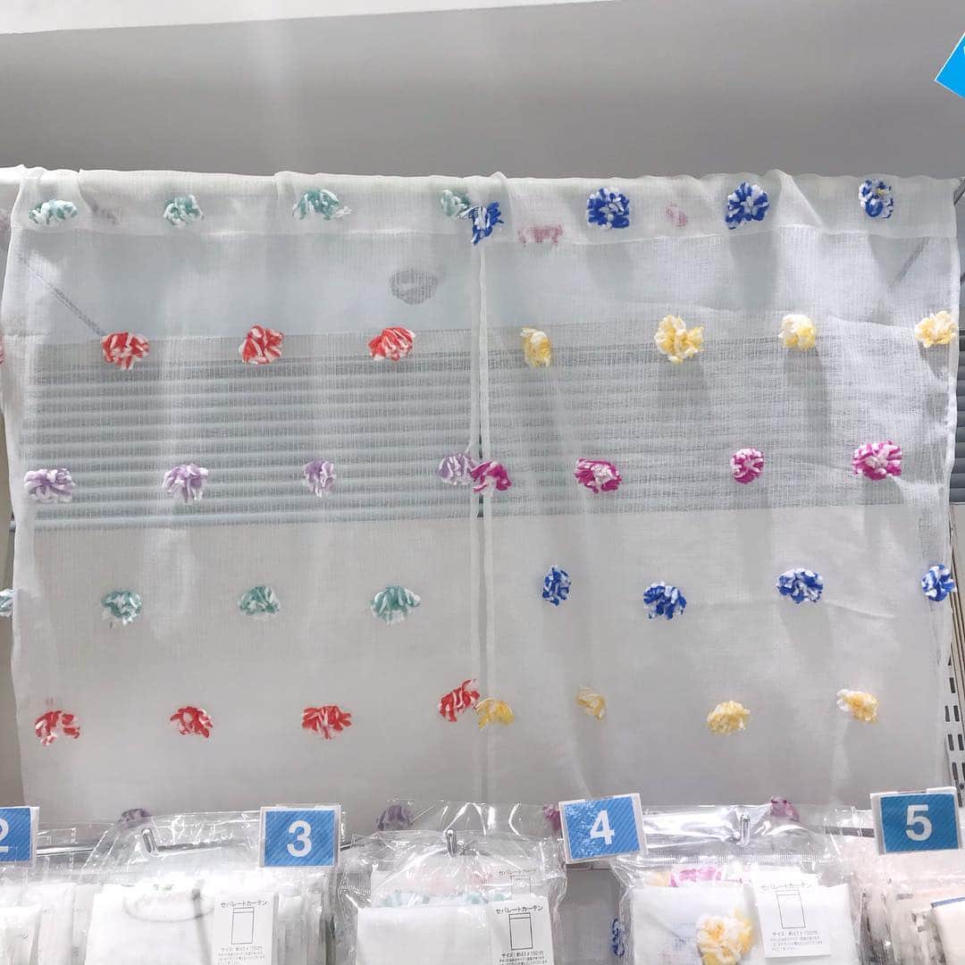 3COINS lN LUMINEさんのインスタグラム写真 - (3COINS lN LUMINEInstagram)「【新商品ご紹介】  こんにちは！ルミネエスト新宿店です✨ 今回は新商品の「カーテン」をご紹介いたします！ 【刺繍カーテン】 ・刺繍ストロベリーカフェカーテン ・刺繍ストロベリーセパレートカーテン ・刺繍洋ナシロゴカフェカーテン ・刺繍洋ナシロゴセパレートカーテン 【パーツ付きカーテン】 ・パーツ付きカフェカーテン(YE、RD) ・パーツ付きセパレートカーテン(YE、RD)  こちら全て¥300+taxでございます😊  色使いも春らしく、新生活のお部屋にピッタリなアイテムとなっております！ その他新商品も多数ございますので是非お立ち寄りください💕  #ルミネエスト#3COINS#スリコ #カーテン#新生活」4月1日 14時50分 - 3coins.in.lumine