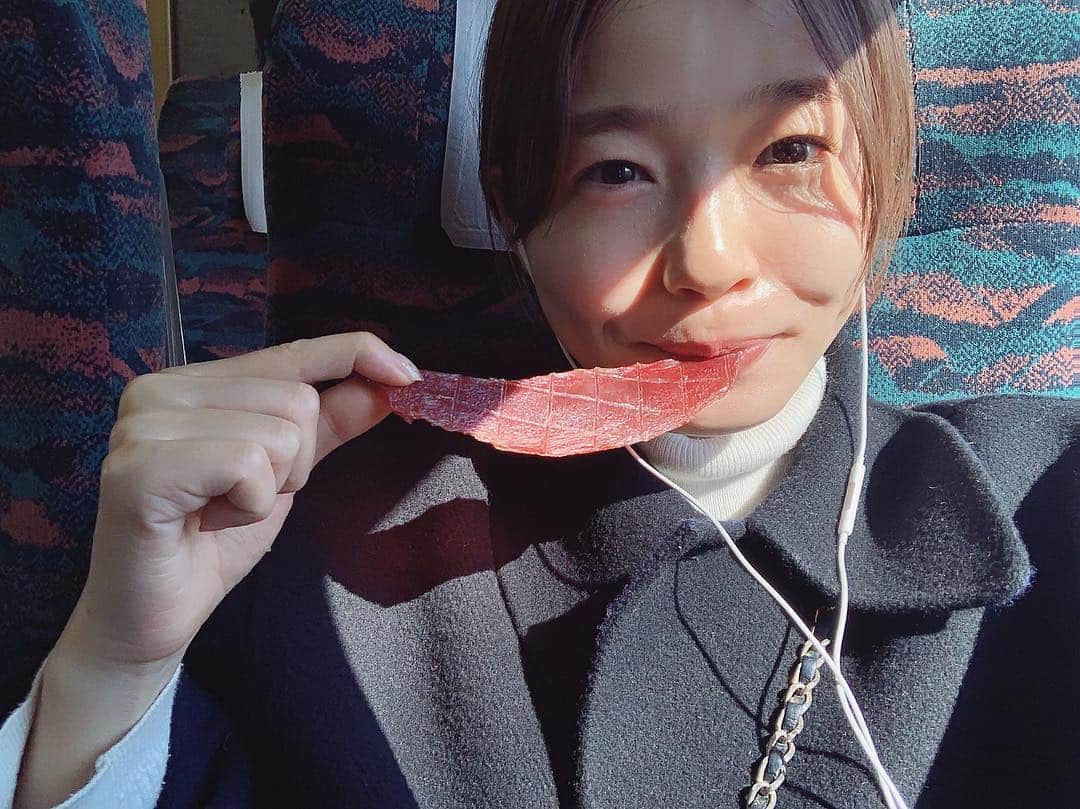 猪鼻ちひろのインスタグラム：「っしゃ。 パワーチャージも心のリセットも完了💪🏻👅 ありがとう大好きな仙台 宮城 東北。 またね🥰  #いまね暑いんだけど #コート無くしが怖くて脱げない🙃  #見つからなかったんだトレンチコート… #銃弾から守ってくれたのかな😭 #だとしたらトレンチコートいいやつすぎ🙏🏻 #大切すぎる #johnstons #忘れてきたし #新幹線の中でアホの反省会🤯  #令和 #明るい未来が待っていますように！ #仙台 は #第2の #マイホームタウン 🐥 #牛タン #美味しい #しかし喉乾いて唾液飲んでる← #新幹線 #飲み物 #売ってないっけ🐶🥵」