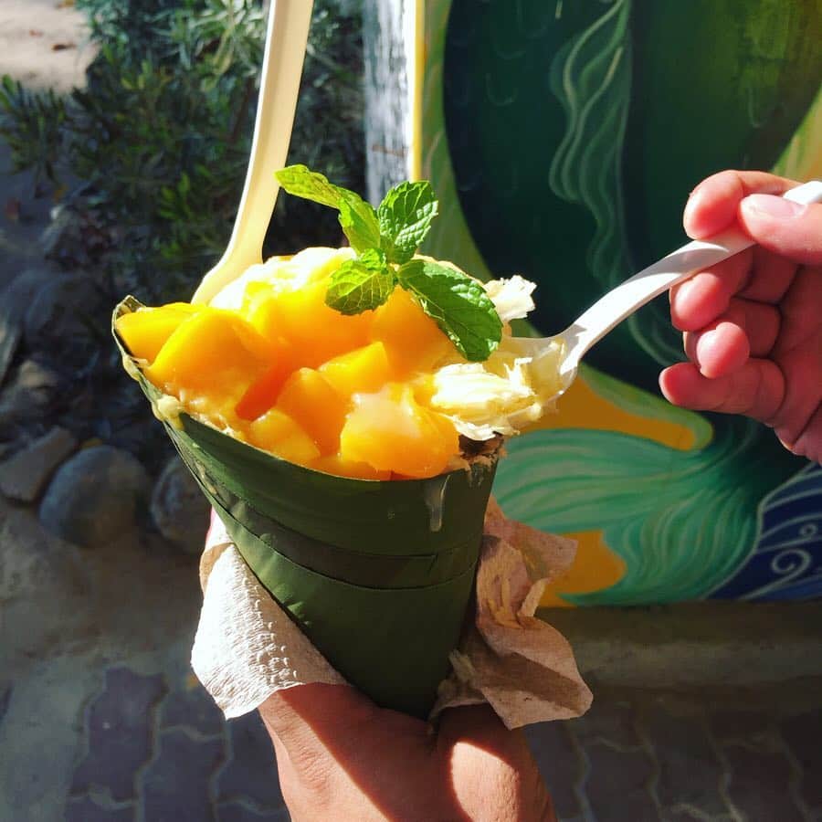 石井あみさんのインスタグラム写真 - (石井あみInstagram)「❂Boracay Island❂﻿ ﻿ Dmallを抜けたビーチ沿いにある、﻿ 台湾かき氷のお店。﻿ ﻿ ﻿ 濃厚なマンゴーのかき氷🥭﻿ 練乳とマンゴーの実！美味しくないわけないよね。﻿ 絶品！﻿ ﻿ 200ペソ(400円ちょい)﻿ 日本で食べたら1500円だね。﻿ ﻿ はぁ〜これはまた食べたい。﻿ ﻿ ﻿#boracay#philippines #iceflakes#ボラカイ島」4月1日 14時54分 - ami_cebuyolo