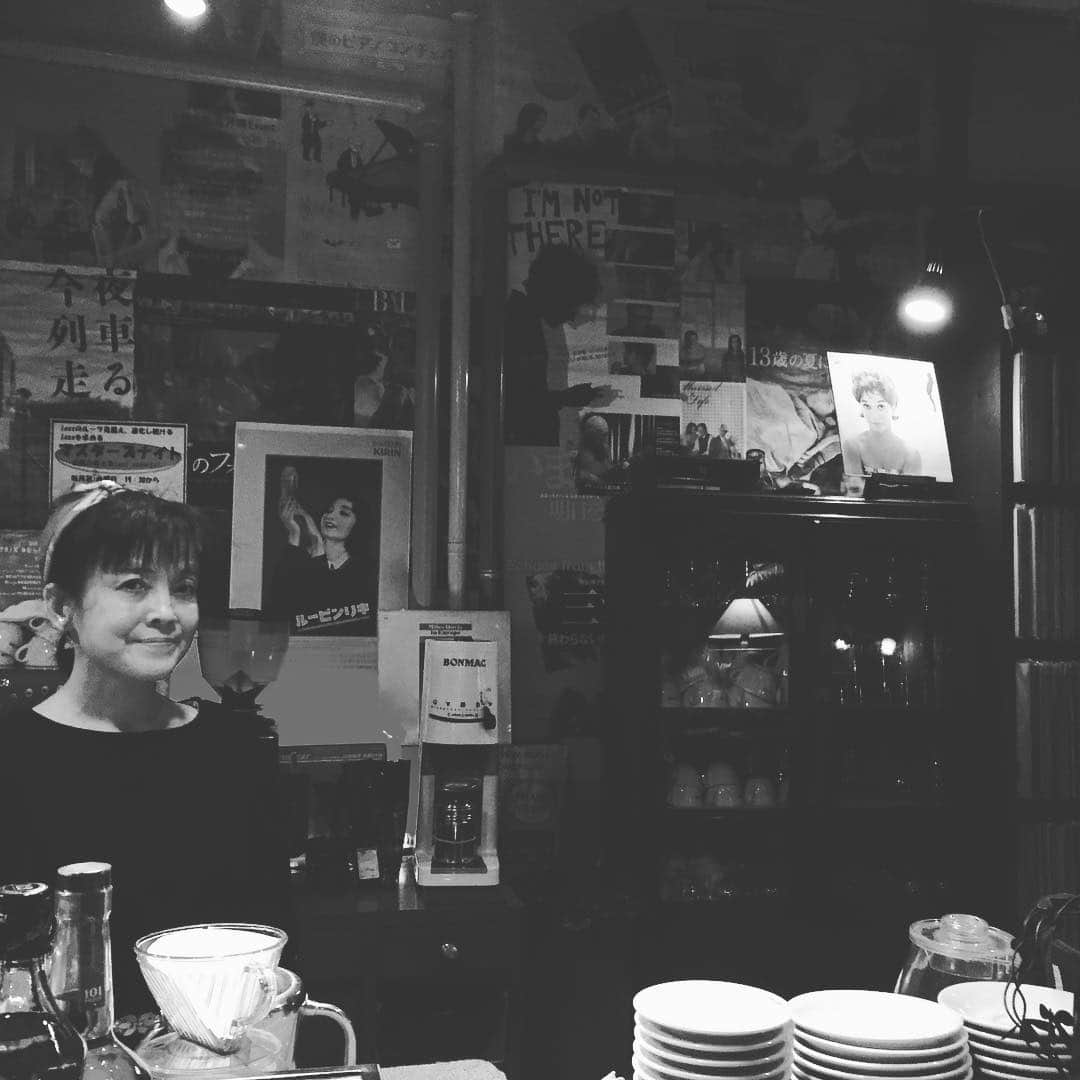 松宮宏のインスタグラム：「小説「アンフォゲッタブル」見本誌がてきたので元町のジャズ喫茶JamJamへご挨拶に。物語に登場するジャズクラブは、被災も激減した、このお店の歴史と重なるところがあります。令和が決まった日。記念にマイルスの「いつか王子様が」をかけてもらいました。」