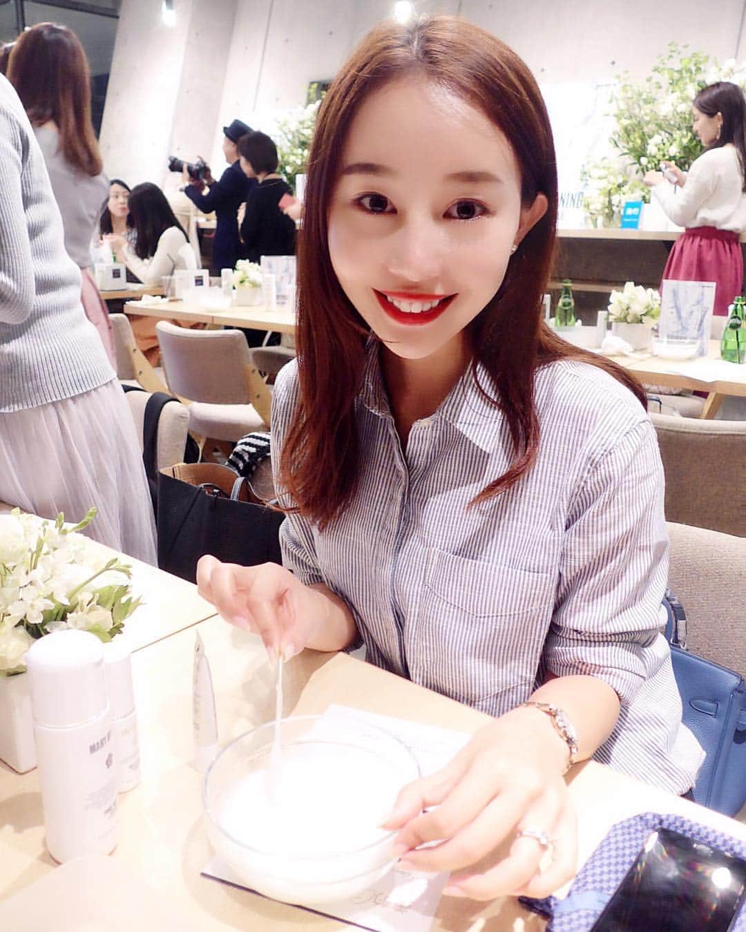 田中麻衣さんのインスタグラム写真 - (田中麻衣Instagram)「マリークワントさんからご招待いただきマリークワントと美的のイベントへ💠 今回は新しく発売された美白スキンケアの体験や美容トークショーがあり、お食事もミカフェート監修の美白によく効く食材たちで作られたものが提供されました☺️💙 . 頑固なシミやそばかすに働きかける美白スペシャルケア3品は角質ケア洗顔料、美白美容液2種になります。 メラニンを含む古い角質をケアしワントーン明るい柔らかいお肌に導く角質ケア洗顔料と、顔全体を明るくトーンアップする美容液、ピンポイントでシミ等をケアする美容液です💐 . パウダー洗顔料は簡単に一度に使う適量が出るように作られていて出す量に困らないから便利！体験させてもらいましたがフワフワの泡を作ることができました。 . 美容液も伸びがよくスッとなじみます。 お土産に美容液をいただいたのでこれからの美白ケアにさっそく取り入れてみます💙 . #MARYQUANT #MQ美白 #美的カフェ #美的 #miCafeto #スキンケア #美白 #beauty #美容 #pr」4月1日 14時57分 - maitanaka1217