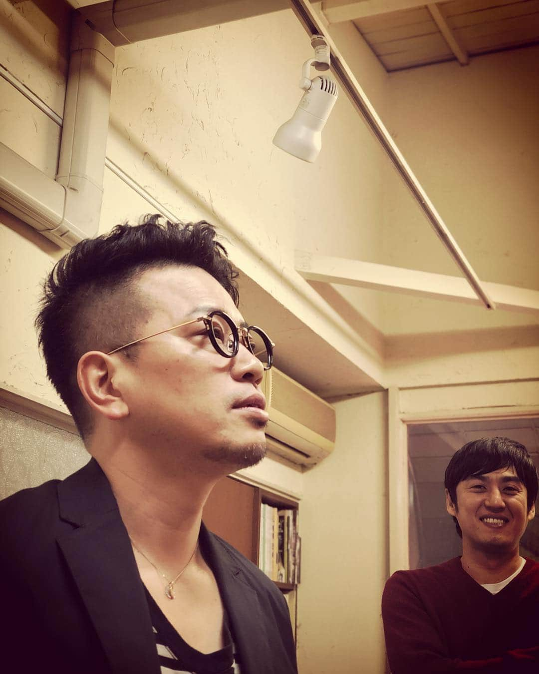 杉本知香さんのインスタグラム写真 - (杉本知香Instagram)「ひろしです。 いつも背後からひっそりと見守ってます。 🤣😂🤣😂 昨日3月31日は宮迫さん誕生日でした🎂🎉 癖毛いかして少しスタイルチェンジ✂️✨ 兼光もシュッとしましたー🤗  #中目黒美容室 #雨上がり決死隊 #宮迫博之 #アメトーーク #雨上がりのaさんの話 #松本家の休日 #雨上がりのフォトぶら  #ドヤ顔#かっこつけ顔#チカセット #ロバート山本#ロバート#山本博 #ひろしです#見づらいカレンダー  #プラスマイナス兼光#プラスマイナス #巨人師匠#フリーザ#ものまね」4月1日 14時58分 - sugimotoc