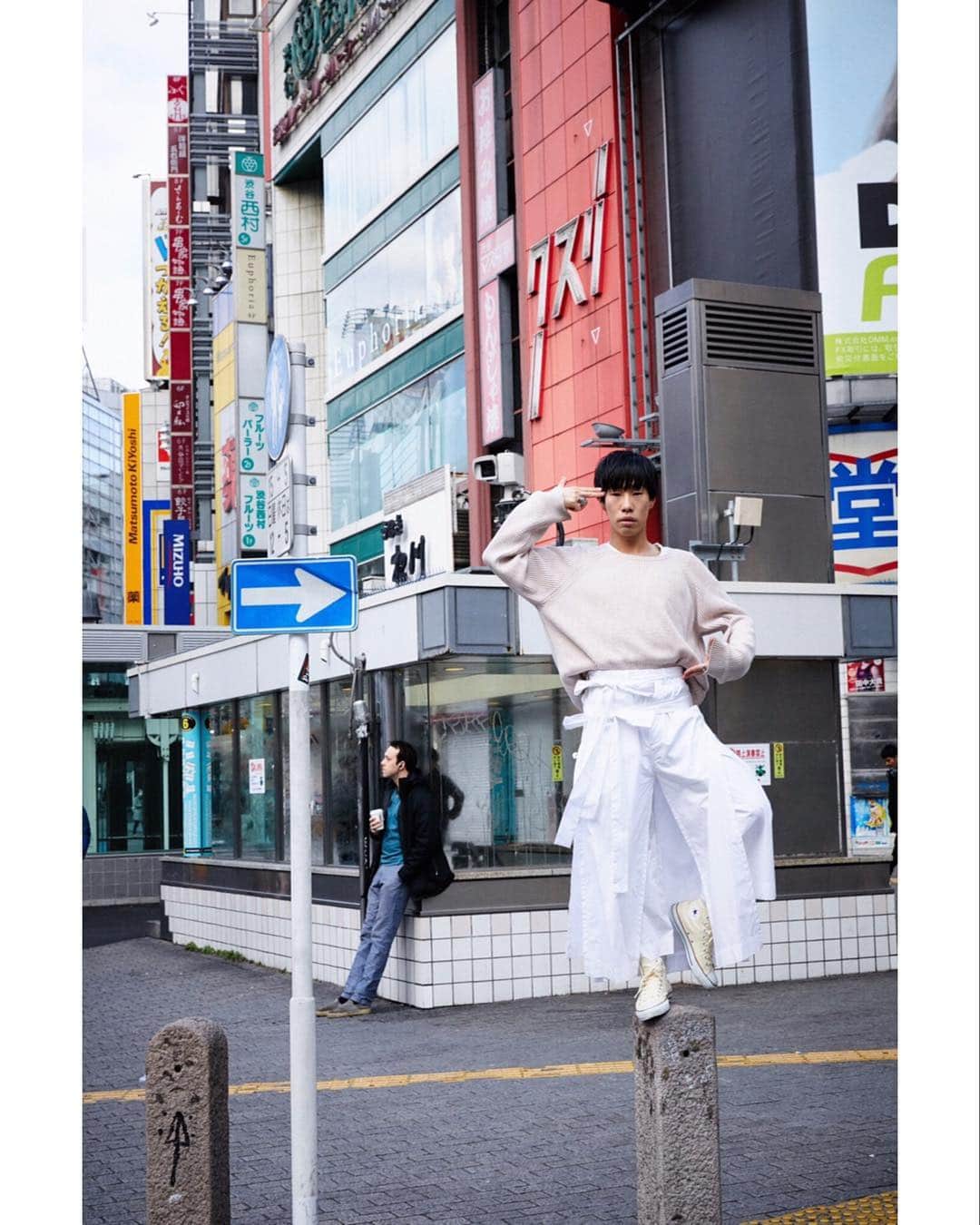 坂口涼太郎さんのインスタグラム写真 - (坂口涼太郎Instagram)「➡️ photo by @takaya_uehara  #shibuya #渋谷 #portrait #craiggreen @craig__green」4月1日 14時59分 - ryotarosakaguchi