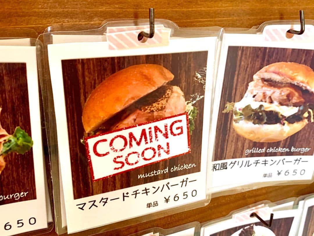 アニヴァーサリー&デイズさんのインスタグラム写真 - (アニヴァーサリー&デイズInstagram)「. こんにちは♬ . 新しい元号が発表されましたね‼️ 皆さんの予想はどうでしたか❓… . カフェの入口にメニューボードを出してあります。 . すのこを使った手作りメニューボードです。 . たま〜〜〜に品切れのメニューがあるんですが…その時は『coming soon』の札になっています。 . ご注文はカウンターで、お伺いしていますので、そのままカウンターまでお越し下さい♬ . . #美浜区真砂#カフェ#anniversarydayscafe#anniversarydays#anniversaryanddayscafe#千葉カフェ#カフェ巡り#メニュー#ハンバーガー#サンド#プレートメニュー#ワッフル#カレー#ミートドリア#コーヒー#手作り看板#ご注文はカウンターで」4月1日 15時03分 - anniversarydays