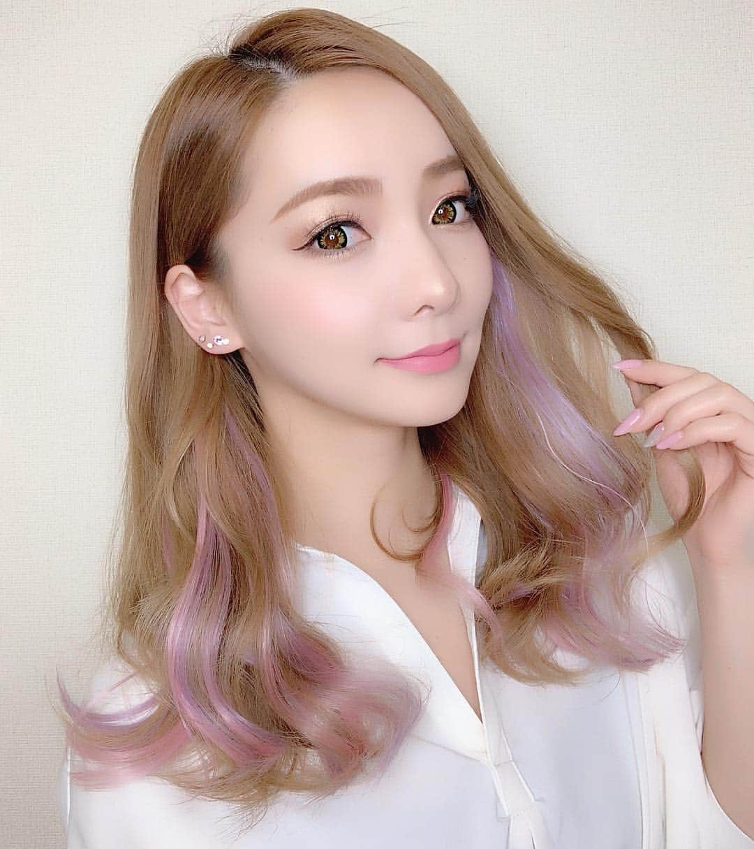 LISA minemuraさんのインスタグラム写真 - (LISA minemuraInstagram)「🌹 ピンクとパープルのエクステ付けた💖💜💕 私の好きな色💋💕 表面には付けてないからストレートよりも巻いた時に見える👌✨ 🌹 #셀스타그램 #얼스타그램 #카메라 #촬영 #ヘアカラー  #ヘアスタイル #アッシュベージュ  #ベージュブラウン #エクステ #カラコン  #メイク #ドレス #キャバドレス #ナイトドレス #キャバ嬢 #キャバクラ  #長野 #長野市 #権堂 #ドレスショップ #りーみ #長野モデル #長野市モデル #長野県モデル」4月1日 15時18分 - lisa.minemura