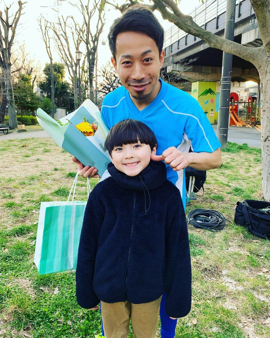 アモーレ橋本さんのインスタグラム写真 - (アモーレ橋本Instagram)「‪花王さんのWEB CMでご一緒した‬ ‪・太平洋介君‬  ドラえもんのひみつ道具が大好きな‬ ‪イケメン君です！‬ ‪  バスの中では ずっとドラえもんのひみつ道具クイズを出してくれました笑  笑顔が素敵！ スタッフの皆様‬ ‪本当にありがとうございました！‬ ※詳しくは花王さんのHPにて※ ‪#花王‬ ‪#メリット‬ #シャンプー #リンス #web #cm ‪#太平洋介 君‬ #笑顔が素敵 #サッカー日本代表 #ガラタサライ #SAMURAIBLUE ‪#長友佑都 選手‬ #YUTONAGATOMO #アモーレ橋本 #クランクアップ #花束 #ありがとうございました #感動」4月1日 15時19分 - bravo_hashimoto