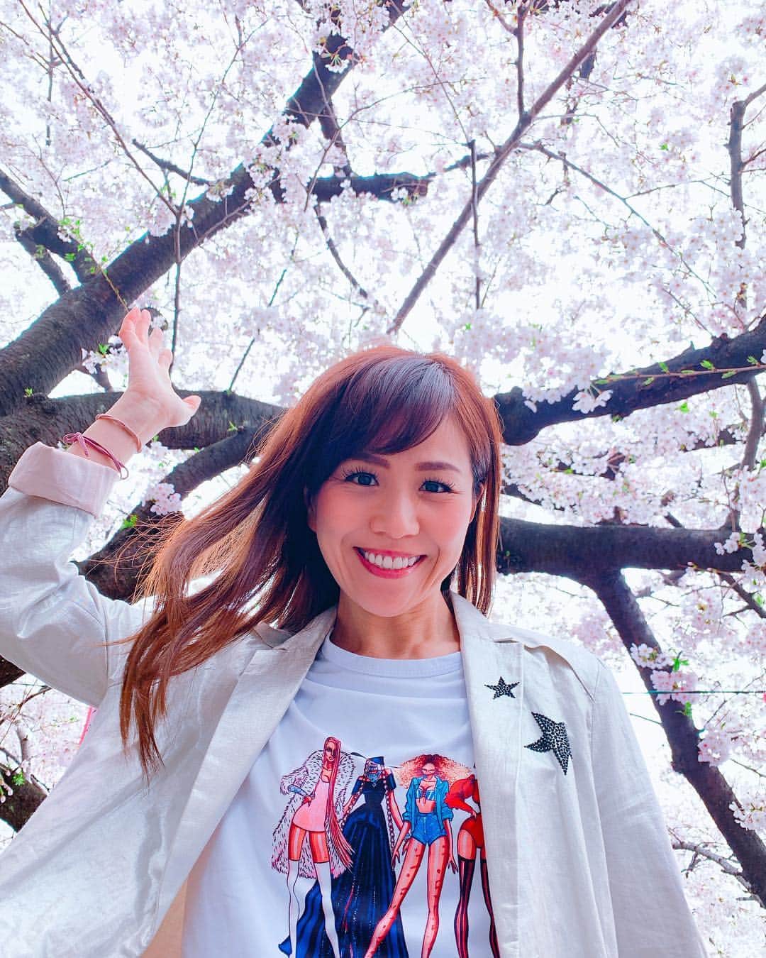 のインスタグラム：「新元号は「令和」🌸 万葉集から「初春令月、気淑風和〜〜」 どうか令和時代の日本🇯🇵に、この歌のように。笑顔の花が咲き、日本から世界に笑顔の発信が咲き乱れますようにお祈り申し上げます🌸 そのためにもまず、自分にできることは、今隣にいる人を笑顔にするということ。それが難しい人は、鏡に向かって笑顔のトレーニング😊  万葉集では梅の花ですが、今日は桜日和🌸桜満開の東京で笑顔の花を咲かせます🌸 本日亜細亜大学に入学したみんな〜おめでとう㊗️一緒に、一生の宝だと言える4年間を過ごしましょう❣️ そして今日、入社式を迎えた卒業生達〜〜特にわたしの愛すMYK諸君、気合い入れて、それぞれの場所でひと花咲かすまで🌻不平不満を口にせず、努力し、今まで通り高い志とホスピタリティで成長し続けてください💪期待してるからね‼️#重太みゆき #重太 #令和 #myk #ホスピタリティ #万葉集 #新元号 #sakura」