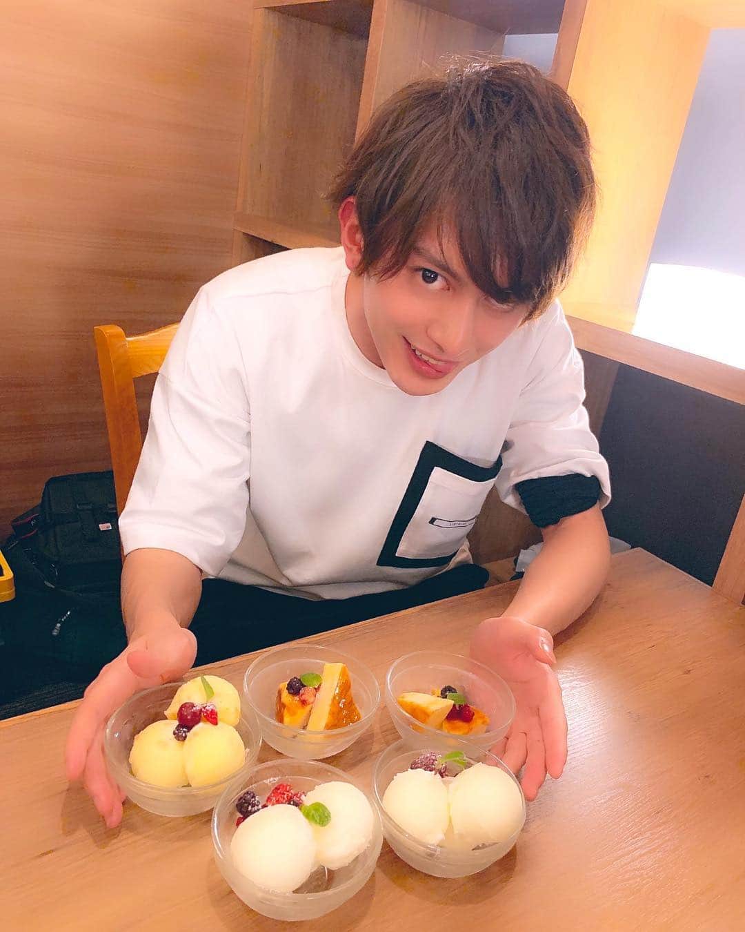 のインスタグラム：「[1/4/19] Would you date this man (who looks like he’s ate 5 of those but in reality only took 2) ⠀⠀⠀ ⠀ #kikuchishuji ⠀⠀⠀ ⠀ Source: Shuji‘s twitter」