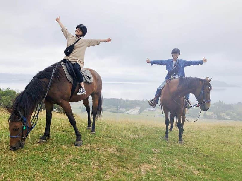 階上実穂さんのインスタグラム写真 - (階上実穂Instagram)「5日目はロトルアにあるAdventure Playground≫≫≫ 彼が楽しみにしてた乗馬トレッキングへ🏇💭 最初は怖かったんだけどとってもお利口さんな馬のお陰で楽しい1時間だった♩¨̮⑅* 晴れてたらもっと最高だったのにー😭😭😭 #nz🇳🇿 #ニュージーランド #旅行 #乗馬 #trip #rotorua #adventureplayground #horsetreks」4月1日 15時13分 - miho_ishigami