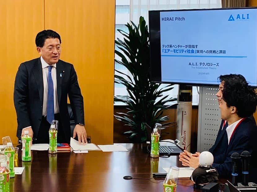 平井卓也さんのインスタグラム写真 - (平井卓也Instagram)「新年度、そして新元号発表後、初となる本日のPitch to the Minister懇談会”HIRAI Pitch"のテーマは、「テック系ベンチャーが目指す「エアーモビリティ社会」実現への挑戦と課題」。A.L.I.Technologies 代表取締役会長の小松周平氏と代表取締役社長の片野大輔氏によるピッチ。同社は、エアーモビリティ、コンピューティングパワーのシェアリング、ドローン・ブロックチェーン・AIの３事業を展開。先週公開実験をしたホバーバイクは、災害対応や途上国など交通インフラ未整備地域など、当初から世界展開を狙っており、新時代を拓く活躍が期待されます。今回は社外取締役の千葉功太郎さんも代理ロボを通して参加。ありがとうございました。 #平井卓也 #平井ピッチ #HIRAIPitch #エアーモビリティ社会 #スタートアップエコシステム #startupecosystem」4月1日 15時15分 - hiratakuchan0125