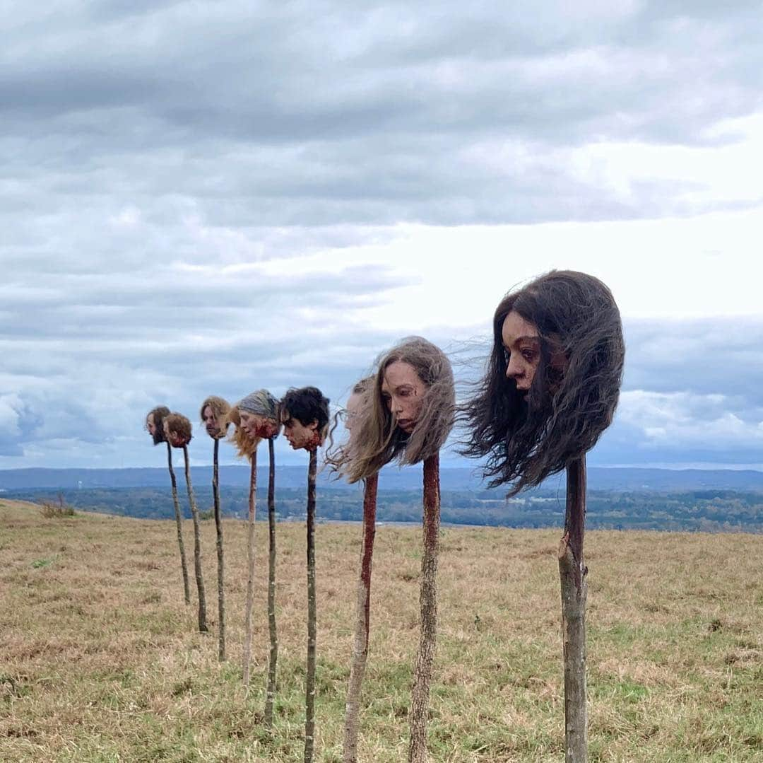 The Walking Deadさんのインスタグラム写真 - (The Walking DeadInstagram)「Here’s a series of behind the scenes photos of the “heads on spikes” sequence from last weeks episode.」4月1日 6時26分 - amcthewalkingdead