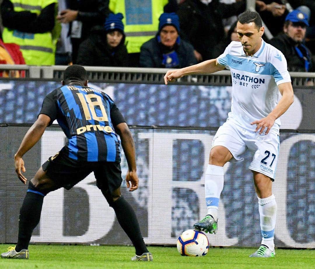 ロムロ・ソウザ・オレステス・カルデイラのインスタグラム：「Vittoria sofferta ma da squadra forte!!!. ⚪️🔵🦅 . #CMonEagles #ForzaLazio  #Romulo #Lotto . . 📸 @marco_rosi_photographer」