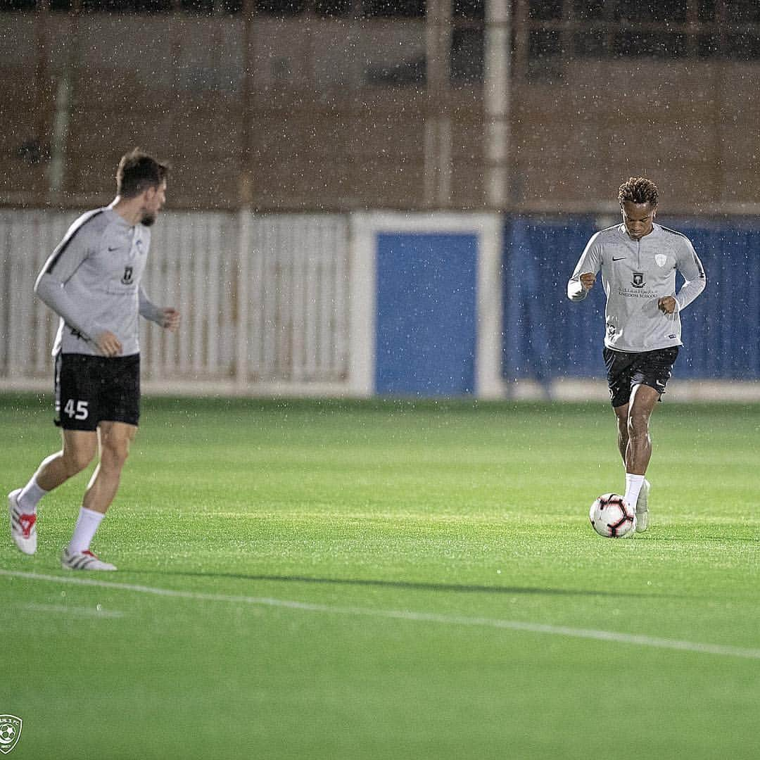 ミロシュ・デゲネクさんのインスタグラム写真 - (ミロシュ・デゲネクInstagram)「Getting ready for the cup tomorrow 💙⚽️ always positive no mater What. 👉🏻😶👈🏻 #MD45 #riyadh #australia #football #believe #workhard #dreambig #neverstop」4月1日 6時22分 - milosdegenek