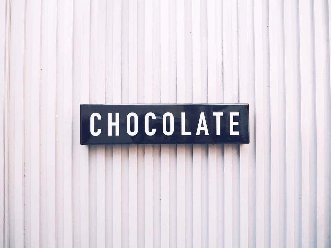 三笠 真由さんのインスタグラム写真 - (三笠 真由Instagram)「﻿ ﻿﻿ CHOCOLATE﻿﻿ ﻿﻿ チョコレート屋さん🍫ではないらしい...﻿﻿ ﻿﻿ 何屋さんなの？﻿﻿ ﻿﻿ ﻿﻿ ﻿ ﻿ 今日は新元号発表ですね﻿ ﻿ ドキドキしながら 撮影行ってきます📸✨﻿ ﻿﻿ ﻿﻿ ﻿﻿ ﻿ ﻿ ﻿ ﻿﻿ #表参道 #CHOCOLATE #看板 #看板フェチ #センスいい #オシャレ #おしゃれ #好き #カメラ女子 #olympus #omdem10markiii #カメラ好きな人と繋がりたい #カメラ初心者 #カメラのある生活 #カメラ遊び #mamalife #ママライフ #アラフォーママ #ワーキングママ #シングルマザー」4月1日 6時30分 - mayu_hirose_mayu_
