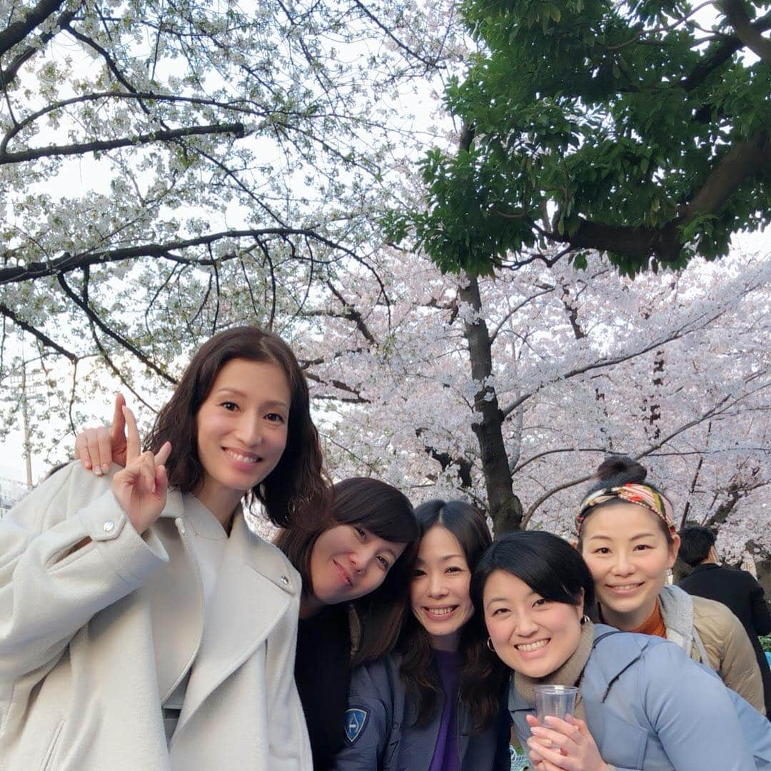 佐藤弥生さんのインスタグラム写真 - (佐藤弥生Instagram)「昨日は旦那さんのお仲間とお花見🌸会 土曜日より暖かくて一安心😎 桜のパウンドケーキとアレコレ買って伺いました 錦糸公園って初めて行ったけど 🌸とても綺麗で、大混雑のお花見スポットでした 余りにも人が多いのでチーム女子で📸 来年はデザート以外も手作り💪頑張ります！ 今後共よろしくお願いします❣️ #お花見#🌸#桜#錦糸公園#平成最後#🍺#解禁まであと少し#我慢だ」4月1日 6時32分 - yayoyayo_s