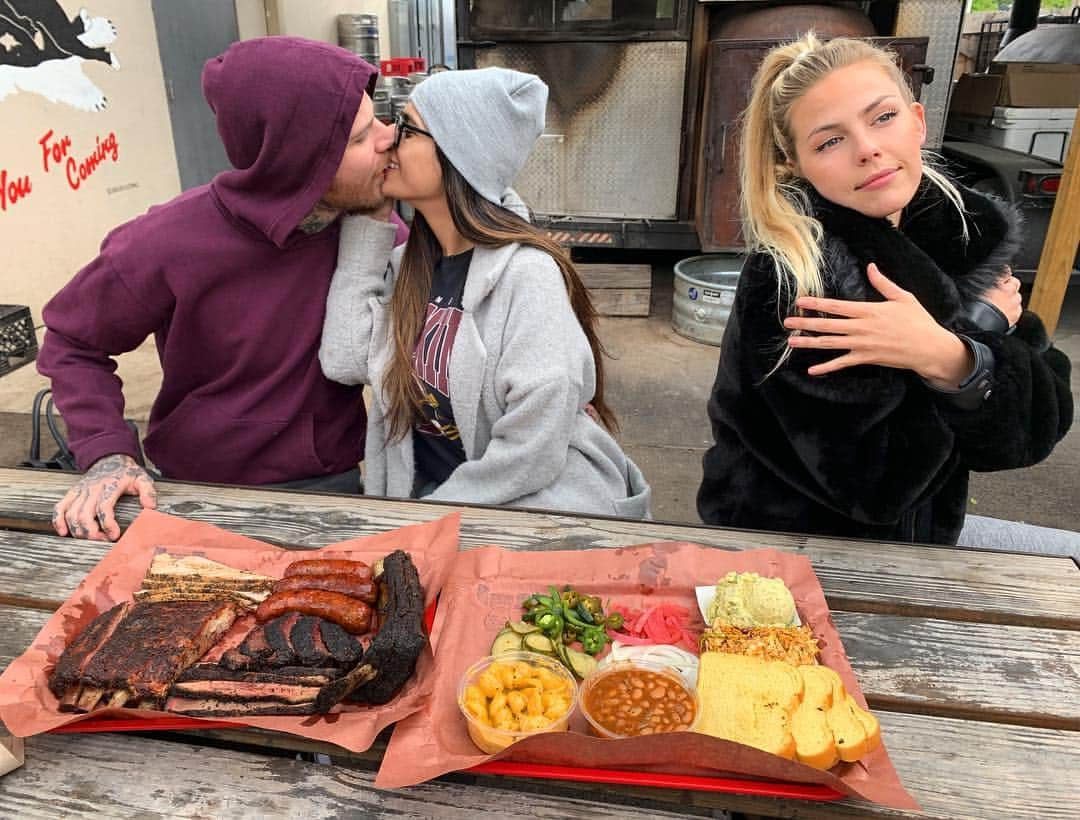 ミア・ハリファさんのインスタグラム写真 - (ミア・ハリファInstagram)「First stop on the Robert & Mia farewell tour... @la_barbecue 🥰 (@thejennaleexx is embracing the third wheel life)」4月1日 6時40分 - miakhalifa