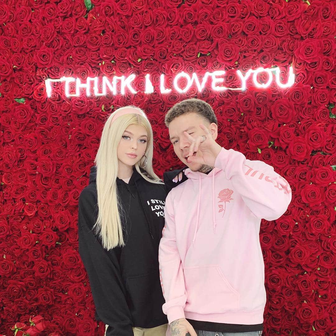 ローレン・グレイさんのインスタグラム写真 - (ローレン・グレイInstagram)「so happy for u 🎀❤️ @phora grand opening of the melrose storefront of @yourstrulyclothing」4月1日 6時52分 - loren