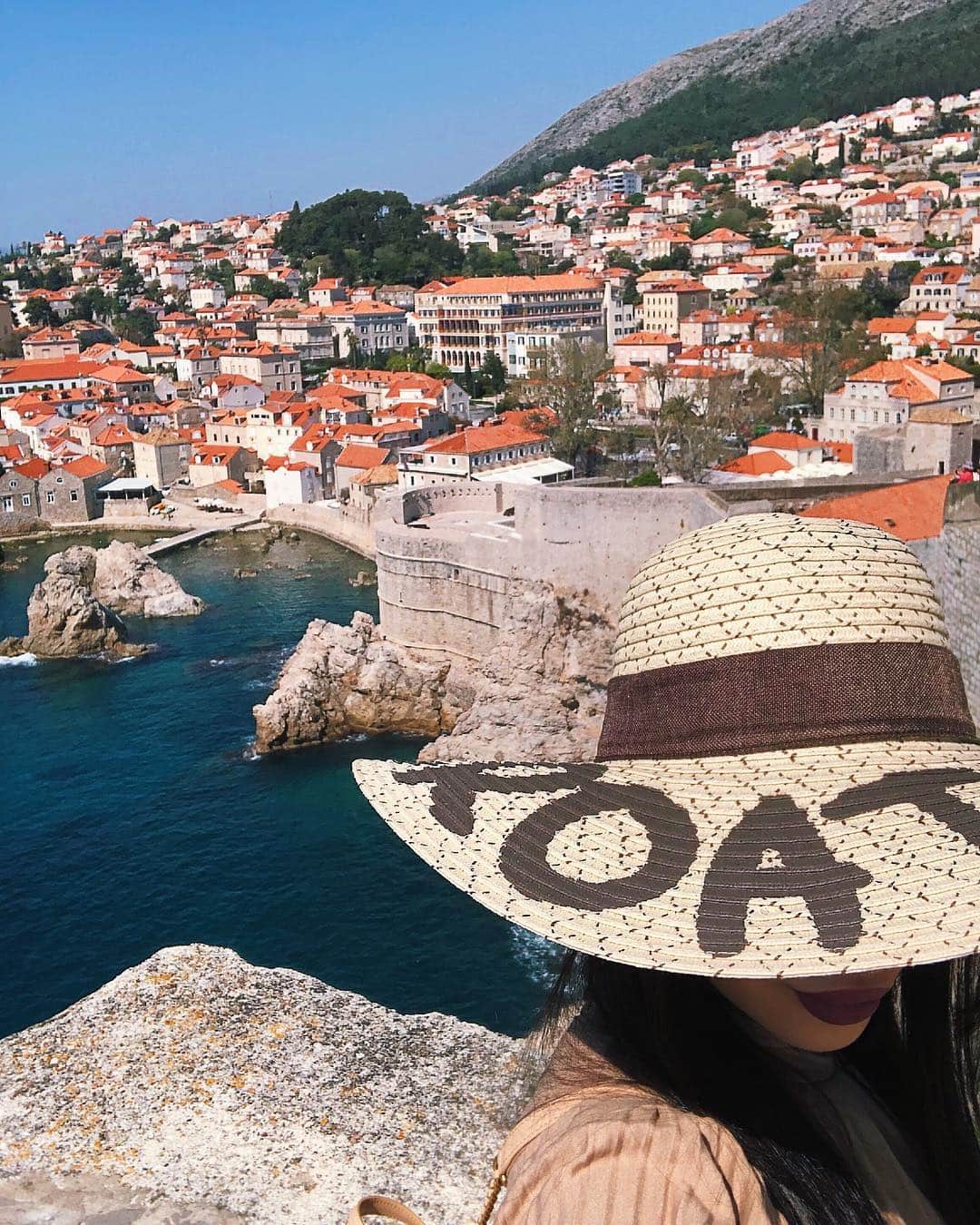 sananasのインスタグラム：「Miss 🎩 Dans la famille chapeau je voudrais ... Good night vous 💚 #ForTheThrone #UrbanDecay #UrbanDecayXGameOfThrones #Croatie #Croatia #Dubrovnik #Magnifique」