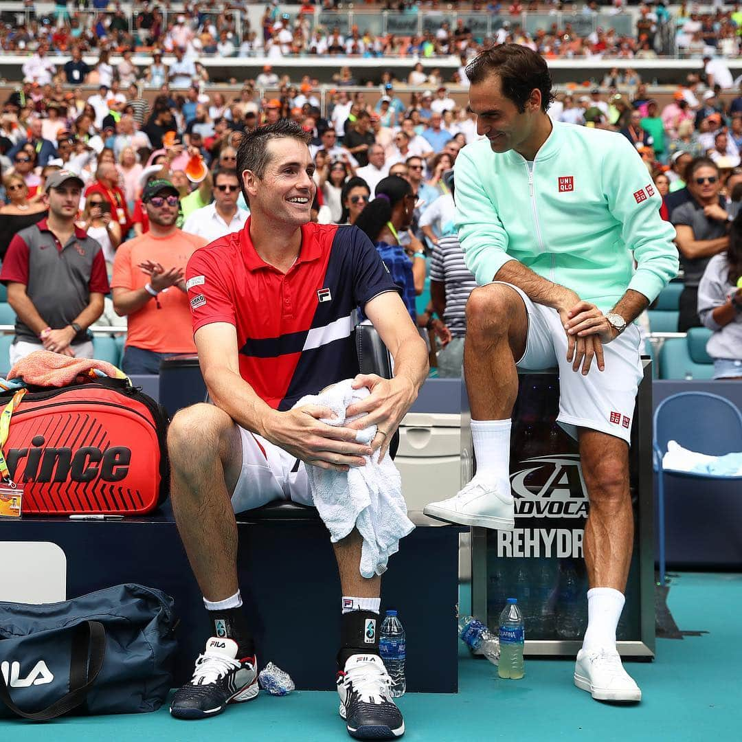 ジョン・イスナーさんのインスタグラム写真 - (ジョン・イスナーInstagram)「Never this happy after a loss but there’s no shame in getting my ass kicked by this legend @rogerfederer . Thank you @miamiopen for another memorable tournament.」4月1日 6時47分 - johnrisner