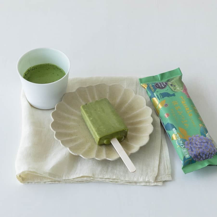 Hanako公式さんのインスタグラム写真 - (Hanako公式Instagram)「【4月1日から発売開始！！】﻿ Hanakoの特集でも人気の台湾と鎌倉。2つの街をモチーフにしたスペシャルなアイスが登場🍦﻿ ﻿ ✔️「タピオカウーロンミルクティアイスバー」：烏龍茶を使って後味さっぱり。タピオカのもちもち食感を再現。﻿ ✔️「抹茶みつまめアイスバー」：宇治抹茶の香り豊か。甘納豆や寒天風ゼリー、甘露煮が散りばめられています。﻿ ﻿ コンビニアイスで人気のデザートブランド〈アンデイコ〉とともに、監修・開発。パッケージも華やかです！160円（メーカー希望小売価格）。 全国のコンビニ、量販店で販売中！ #ハナコアイスみっけ　👈GETした方は、このハッシュタグで教えてくださいね☺️ ﻿ ﻿ #Hanako #Hanako_magazine #Hanako30th #アイス #アイス部 #コンビニスイーツ #コンビニアイス #タピオカ #タピ活 #タピオカミルクティー #タピオカ部 #抹茶 #抹茶好き #抹茶スイーツ #台湾スイーツ #和菓子 #和菓子好き #今日のおやつ #おやつタイム #新商品 #スイーツ部 #スイーツ女子 #スイーツ男子 #greentea #東京スイーツ #icecream #毎日アイス #タピオカウーロンミルクティー #抹茶みつまめ﻿」4月1日 7時00分 - hanako_magazine