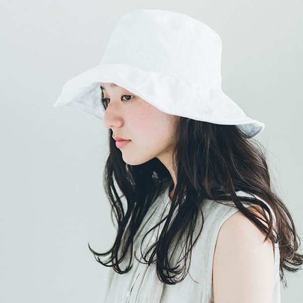 キナリノさんのインスタグラム写真 - (キナリノInstagram)「. そろそろ気になる【紫外線】と冬以外の【冷え】対策 . ─────────────────── キナリノアプリでは素敵な情報とアイテムを、 毎日お届けします。 →ダウンロードはプロフィールリンクから ─────────────────── . ▶︎こちらの記事はキナリノアプリのトップページで掲載中です。 . 気温の上昇と共に、気になってくるのが「紫外線」。春先の紫外線は予想以上にお肌にダメージを与えます。また、あわせて気をつけたいのが春夏の「冷え」。今年は1アイテムプラスして、もっと快適に新しい季節を迎える準備をしてみませんか？ 画像は、中川政七商店(@nakagawamasa7)さんより。 . こちらの記事では、日よけグッズと季節の冷え対策をご紹介しています。 https://kinarino.jp/cat5/34839 . #紫外線 #日焼け #日よけ #帽子 #ハット #美容 #ファッション #beauty #skincare #fashion #丁寧な暮らし #暮らし #キナリノ」4月1日 7時00分 - kinarino_official