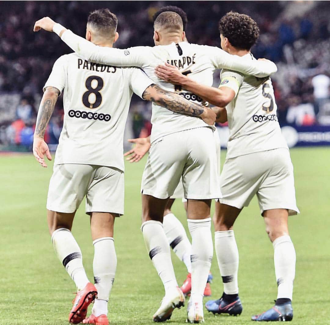 レアンドロ・ダニエル・パレデスのインスタグラム：「❤️💙⚽️👏🏽」