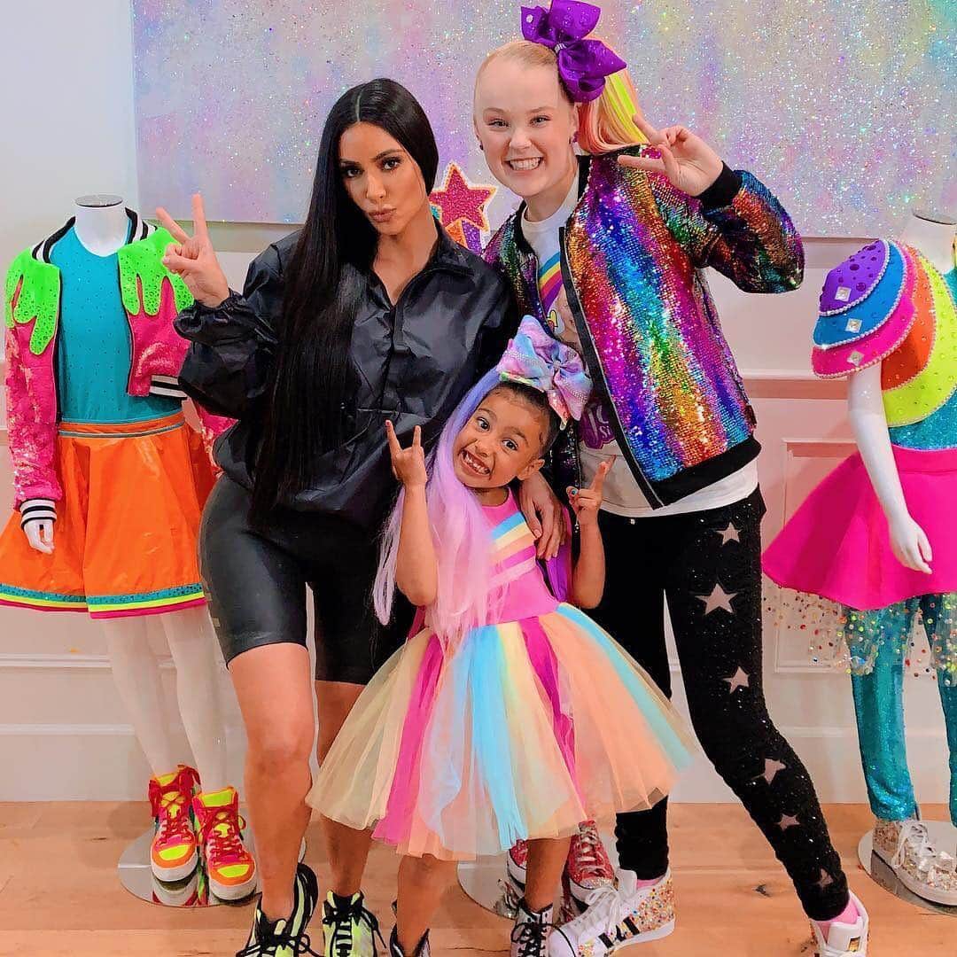 E! Onlineさんのインスタグラム写真 - (E! OnlineInstagram)「The collab we've been waiting for is finally here and now we want to babysit North West, too. Link in bio to Siwa we're talking about. 🤟(📷: @itsjojosiwa)」4月1日 7時19分 - enews