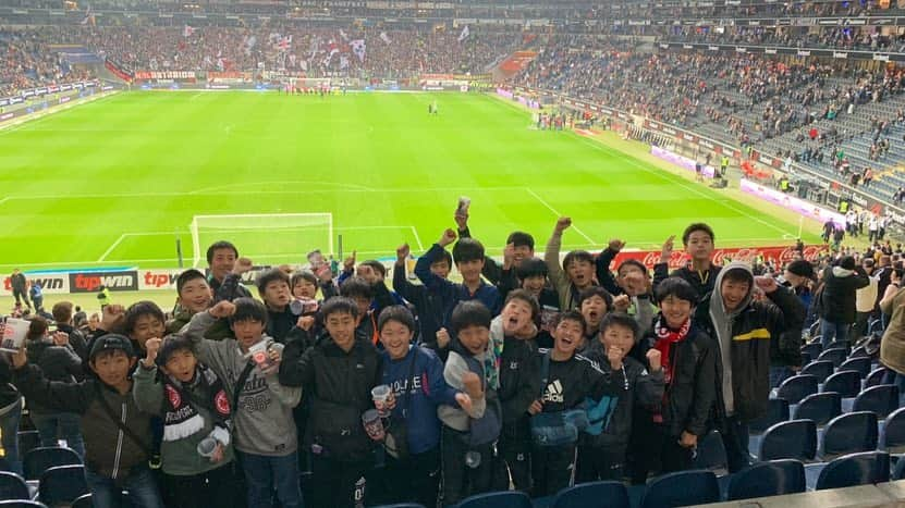 長谷部誠さんのインスタグラム写真 - (長谷部誠Instagram)「*** 14 Spiele ohne Niederlage 🦅💪🔥 #eintrachtfrankfurt  #sge #heimsieg  #vierteplatz  #14試合負けなし  #4位浮上  #5試合連続無失点  #スクール生も応援に #勝利を見せられて良かった」4月1日 7時15分 - makoto_hasebe_official