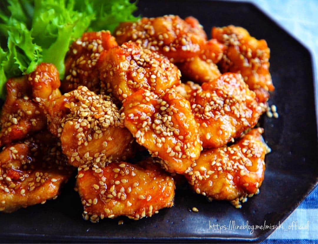 Mizuki【料理ブロガー・簡単レシピ】さんのインスタグラム写真 - (Mizuki【料理ブロガー・簡単レシピ】Instagram)「・ ♡揚げない&漬け込みなし♡ 鶏むね肉de甘辛唐揚げ ・ おはようございます♩ 今朝のブログでは お手軽な#鶏むね肉 のがっつりおかず ''甘辛唐揚げ''をご紹介させて頂きました♡ #漬け込み不要 ！#揚げ焼き でできて 簡単お手軽(*´艸`) #おかず #おつまみ #お弁当 にも おすすめです♡ よかったらお試し下さいね♩ ・ ・  #ブログ更新しました ・ ・  ブログ(レシピ)はホームのリンクよりご覧下さい↓ @mizuki_31cafe 【Mizuki公式ラインブログ】 https://lineblog.me/mizuki_official/ ・ ・  #Mizuki#簡単#時短#節約#料理#レシピ#フーディーテーブル#ブログ#おうちごはん#おうちカフェ#デリスタグラマー#料理好きな人と繋がりたい#料理ブロガー#おうちごはんlover #foodpic#food#follow#cooking#recipe#lin_stagrammer」4月1日 7時15分 - mizuki_31cafe