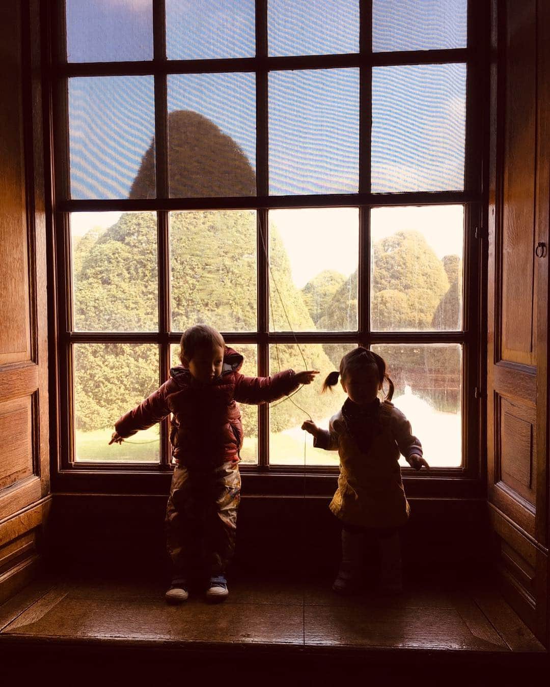 PINKYのインスタグラム：「Happy mothers day💐🤱 at Hampton Court Palace🏰 . 今日からイギリスはサマータイム🇬🇧🌼 ・・・ ・・・ #love #happy #family #mamalife #babygirl #london #springlondon #londonlife #summertime #mothersday #hamptoncourt」