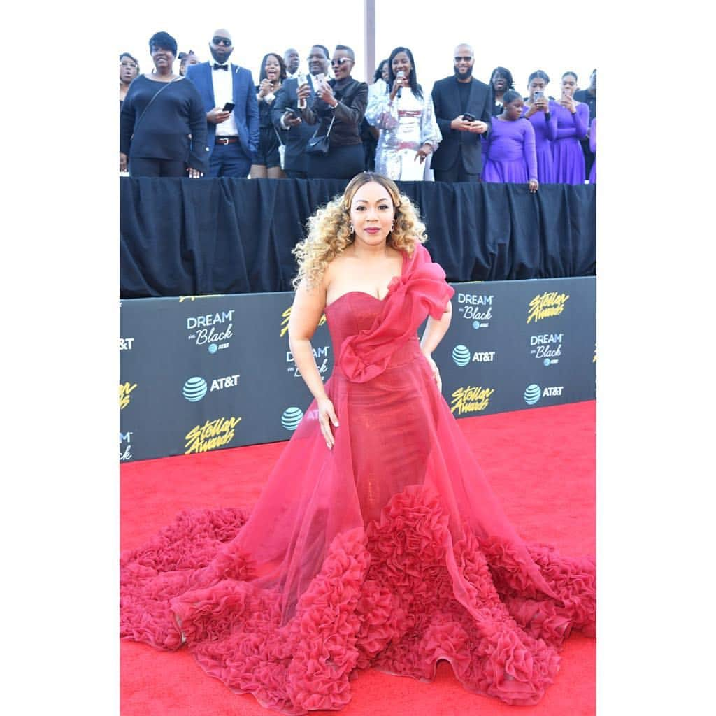 エリカ・キャンベルさんのインスタグラム写真 - (エリカ・キャンベルInstagram)「#StellarAwards recap! #EricaCampbell #redcarpet look styled by @theegoogoo | wardrobe asst: @iammoniquelauren | Dress by: @daughtersofnonyelum | Hair @iammichab | MUA: @lorealjonesimage  #KristaCampbell styled by @theegoogoo, dress: @c.maries_apparel, shoes: @ninashoes | Hair @iamveda | Light beat: @lorealjonesimage @thestellars」4月1日 7時17分 - imericacampbell