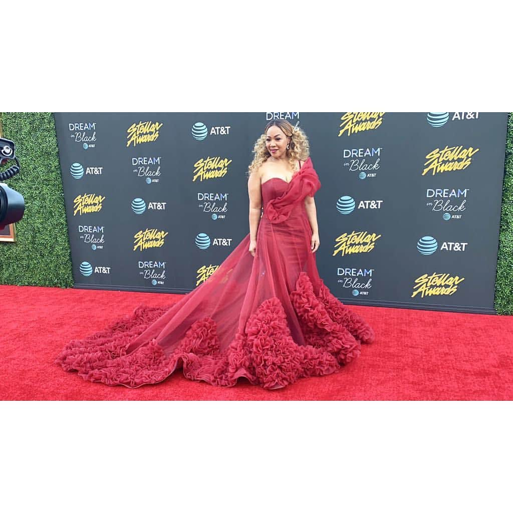 エリカ・キャンベルさんのインスタグラム写真 - (エリカ・キャンベルInstagram)「#StellarAwards recap! #EricaCampbell #redcarpet look styled by @theegoogoo | wardrobe asst: @iammoniquelauren | Dress by: @daughtersofnonyelum | Hair @iammichab | MUA: @lorealjonesimage  #KristaCampbell styled by @theegoogoo, dress: @c.maries_apparel, shoes: @ninashoes | Hair @iamveda | Light beat: @lorealjonesimage @thestellars」4月1日 7時17分 - imericacampbell