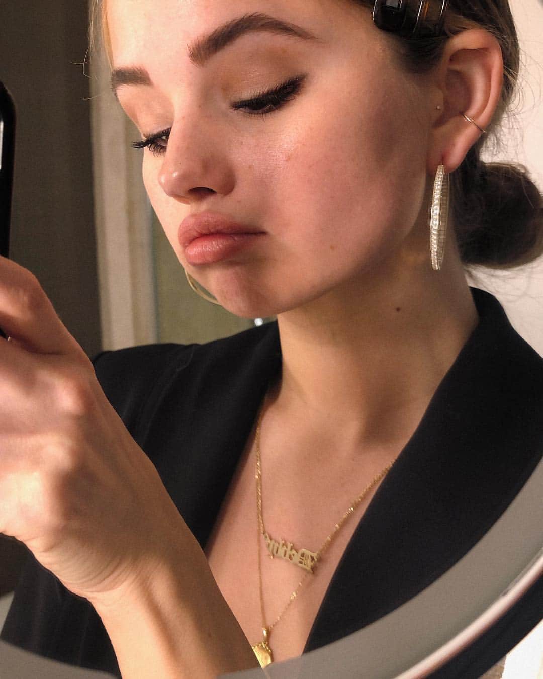 デビー・ライアンのインスタグラム：「🎩👀」