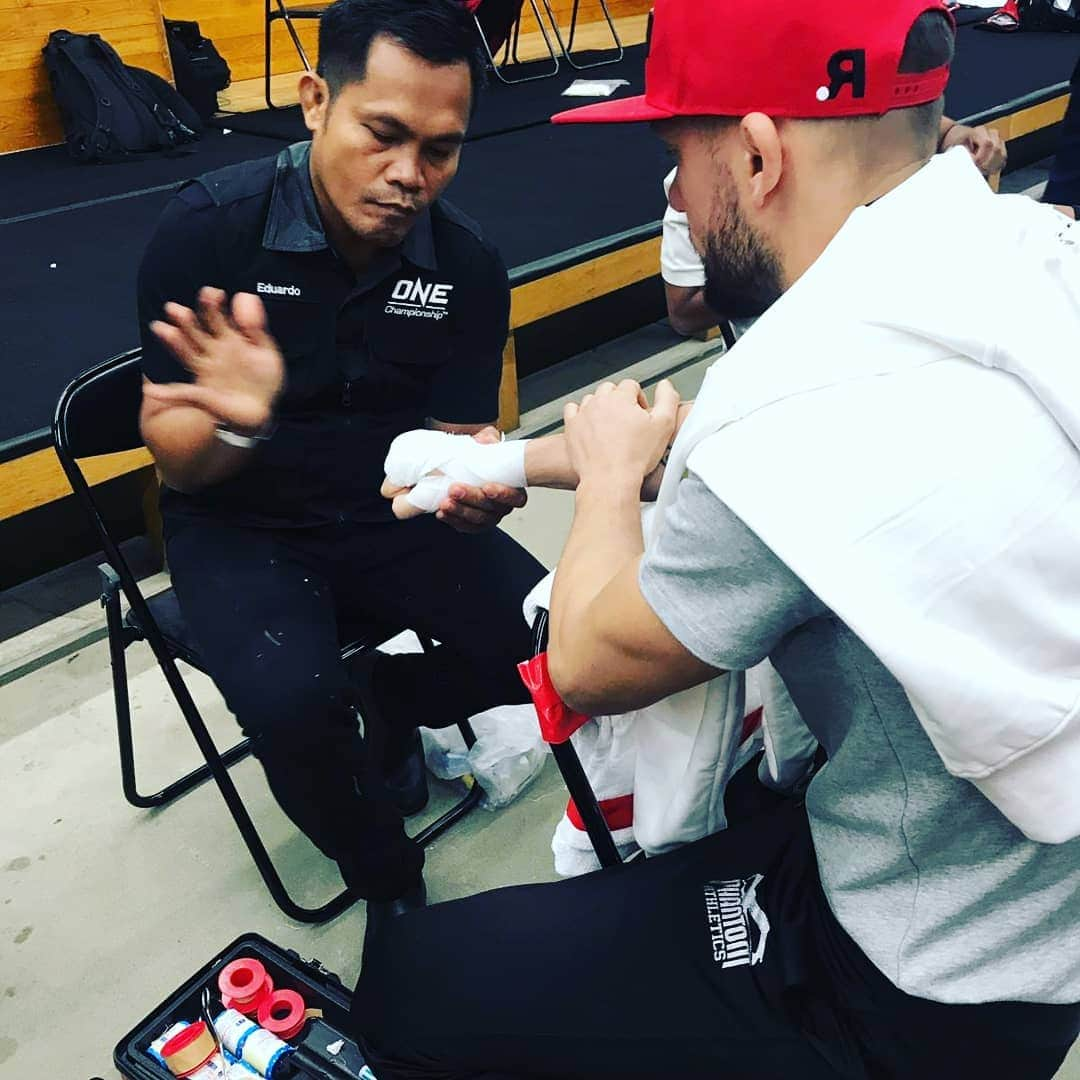 アンディ・サワーさんのインスタグラム写真 - (アンディ・サワーInstagram)「Hi folks. A half day further after i lost against a stronger @yodsanklai1 I am grateful for my health, the people around me, and the new people I have met on this road to this fight. Nevertheless, this is a bitter pill. Was not so fit in years😲. Mentally, a lot has changed in recent years. Meaning that I no longer saw it as an athlete🙄. But this journey started well. Both physically and mentally. Unfortunately, Yodsanklai proved too strong for me. As a fighter I learned a lot. But as a human being, I am only now starting to develop. Hope this will become a part of my development🙏. Although I would have preferred a different result, I consider this loss to be a profit. Profit to move forward and become a more better example for my children, wife, family and the people who will once perish. NEVER GIVE UP!😁 Thanks for all the support! @onechampionship @yodchatri @paullamoth @pietje_opstraat @tattoojimmydenbosch @martinio1973 @chantalsouwer @gianni_souwer @ks_0733 @firstenergygum @submitterwear @ablifestyle.official @mittegosportswear」4月1日 7時36分 - andy8souwer2official