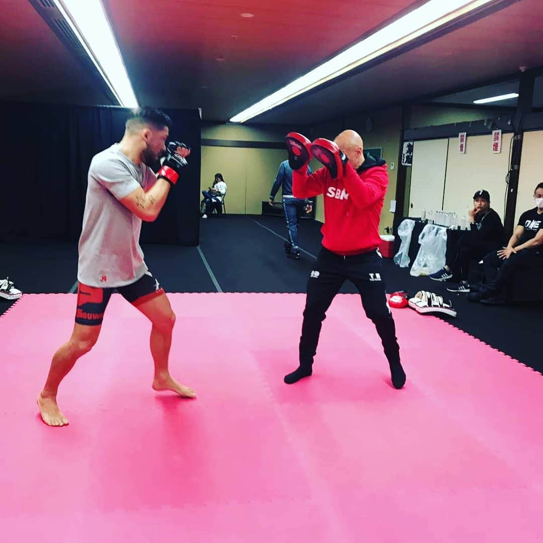 アンディ・サワーさんのインスタグラム写真 - (アンディ・サワーInstagram)「Hi folks. A half day further after i lost against a stronger @yodsanklai1 I am grateful for my health, the people around me, and the new people I have met on this road to this fight. Nevertheless, this is a bitter pill. Was not so fit in years😲. Mentally, a lot has changed in recent years. Meaning that I no longer saw it as an athlete🙄. But this journey started well. Both physically and mentally. Unfortunately, Yodsanklai proved too strong for me. As a fighter I learned a lot. But as a human being, I am only now starting to develop. Hope this will become a part of my development🙏. Although I would have preferred a different result, I consider this loss to be a profit. Profit to move forward and become a more better example for my children, wife, family and the people who will once perish. NEVER GIVE UP!😁 Thanks for all the support! @onechampionship @yodchatri @paullamoth @pietje_opstraat @tattoojimmydenbosch @martinio1973 @chantalsouwer @gianni_souwer @ks_0733 @firstenergygum @submitterwear @ablifestyle.official @mittegosportswear」4月1日 7時36分 - andy8souwer2official