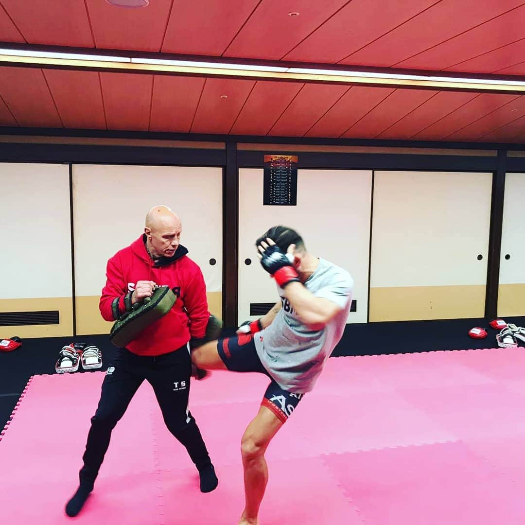 アンディ・サワーさんのインスタグラム写真 - (アンディ・サワーInstagram)「Hi folks. A half day further after i lost against a stronger @yodsanklai1 I am grateful for my health, the people around me, and the new people I have met on this road to this fight. Nevertheless, this is a bitter pill. Was not so fit in years😲. Mentally, a lot has changed in recent years. Meaning that I no longer saw it as an athlete🙄. But this journey started well. Both physically and mentally. Unfortunately, Yodsanklai proved too strong for me. As a fighter I learned a lot. But as a human being, I am only now starting to develop. Hope this will become a part of my development🙏. Although I would have preferred a different result, I consider this loss to be a profit. Profit to move forward and become a more better example for my children, wife, family and the people who will once perish. NEVER GIVE UP!😁 Thanks for all the support! @onechampionship @yodchatri @paullamoth @pietje_opstraat @tattoojimmydenbosch @martinio1973 @chantalsouwer @gianni_souwer @ks_0733 @firstenergygum @submitterwear @ablifestyle.official @mittegosportswear」4月1日 7時36分 - andy8souwer2official