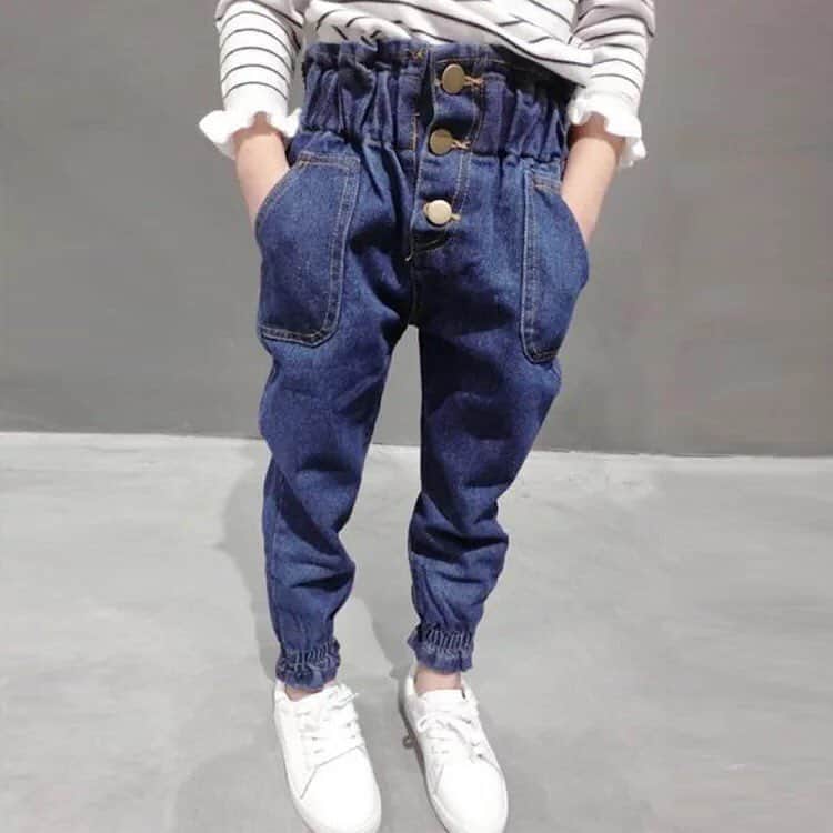 子供服のbig foRE:stさんのインスタグラム写真 - (子供服のbig foRE:stInstagram)「. .ハイウエストデニム【758】  おはようございます🌞 週末は日差しが心地よかったのでお弁当作ってお花見に行くと、強風で寒かったです🤧 中部は来週くらいがいいのかな🌸 . 今週末の人気商品はこちらのデニム👖 フロントボタンにしぼられたウエストと足首。 とにかく履くだけでおしゃれなんです😍 . これからの季節にぴったりな可愛すぎるこちらのアイテム❤︎ ぜひチェックしてみてください☺️ . #子供服 #キッズコーデ #韓国子供服 #kidscode #outfit #おでかけコーデ#おしゃれさんと繋がりたい #kidsjapan #セレクトショップ #女の子コーデ  #男の子コーデ#女の子ママ#男の子ママ#インポート#ママリ #コドモノ #ベビフル#春アイテム#お洒落さんとつながりたい#ママハグ#ninas#春物#レギンスコーデ #ハイウエストデニム #フロントボタン」4月1日 7時36分 - olpemi_