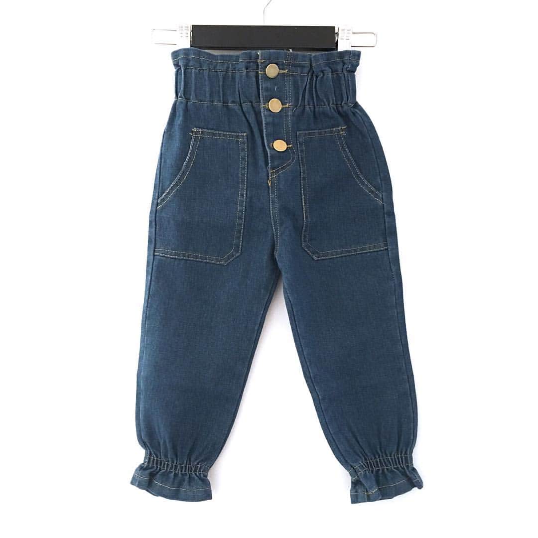 子供服のbig foRE:stさんのインスタグラム写真 - (子供服のbig foRE:stInstagram)「. .ハイウエストデニム【758】  おはようございます🌞 週末は日差しが心地よかったのでお弁当作ってお花見に行くと、強風で寒かったです🤧 中部は来週くらいがいいのかな🌸 . 今週末の人気商品はこちらのデニム👖 フロントボタンにしぼられたウエストと足首。 とにかく履くだけでおしゃれなんです😍 . これからの季節にぴったりな可愛すぎるこちらのアイテム❤︎ ぜひチェックしてみてください☺️ . #子供服 #キッズコーデ #韓国子供服 #kidscode #outfit #おでかけコーデ#おしゃれさんと繋がりたい #kidsjapan #セレクトショップ #女の子コーデ  #男の子コーデ#女の子ママ#男の子ママ#インポート#ママリ #コドモノ #ベビフル#春アイテム#お洒落さんとつながりたい#ママハグ#ninas#春物#レギンスコーデ #ハイウエストデニム #フロントボタン」4月1日 7時36分 - olpemi_