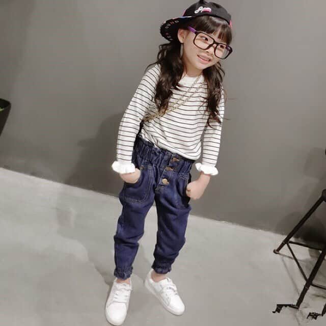 子供服のbig foRE:stさんのインスタグラム写真 - (子供服のbig foRE:stInstagram)「. .ハイウエストデニム【758】  おはようございます🌞 週末は日差しが心地よかったのでお弁当作ってお花見に行くと、強風で寒かったです🤧 中部は来週くらいがいいのかな🌸 . 今週末の人気商品はこちらのデニム👖 フロントボタンにしぼられたウエストと足首。 とにかく履くだけでおしゃれなんです😍 . これからの季節にぴったりな可愛すぎるこちらのアイテム❤︎ ぜひチェックしてみてください☺️ . #子供服 #キッズコーデ #韓国子供服 #kidscode #outfit #おでかけコーデ#おしゃれさんと繋がりたい #kidsjapan #セレクトショップ #女の子コーデ  #男の子コーデ#女の子ママ#男の子ママ#インポート#ママリ #コドモノ #ベビフル#春アイテム#お洒落さんとつながりたい#ママハグ#ninas#春物#レギンスコーデ #ハイウエストデニム #フロントボタン」4月1日 7時36分 - olpemi_
