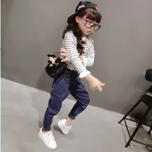 子供服のbig foRE:stさんのインスタグラム写真 - (子供服のbig foRE:stInstagram)「. .ハイウエストデニム【758】  おはようございます🌞 週末は日差しが心地よかったのでお弁当作ってお花見に行くと、強風で寒かったです🤧 中部は来週くらいがいいのかな🌸 . 今週末の人気商品はこちらのデニム👖 フロントボタンにしぼられたウエストと足首。 とにかく履くだけでおしゃれなんです😍 . これからの季節にぴったりな可愛すぎるこちらのアイテム❤︎ ぜひチェックしてみてください☺️ . #子供服 #キッズコーデ #韓国子供服 #kidscode #outfit #おでかけコーデ#おしゃれさんと繋がりたい #kidsjapan #セレクトショップ #女の子コーデ  #男の子コーデ#女の子ママ#男の子ママ#インポート#ママリ #コドモノ #ベビフル#春アイテム#お洒落さんとつながりたい#ママハグ#ninas#春物#レギンスコーデ #ハイウエストデニム #フロントボタン」4月1日 7時36分 - olpemi_