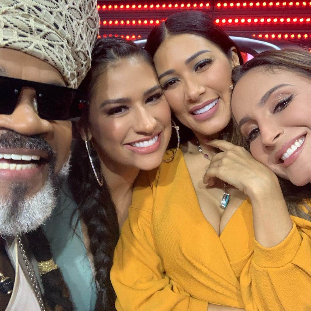 Claudia Leitteのインスタグラム：「A gente n tava juntinho hoje, no nosso #TheVoiceKids, como de costume, mas, nossas irmãs estão brilhando muito no Faustão, no lançamento de #AperteOplay Liguem a TV!!! @carlinhosbrownoficial @simaria @simoneses」