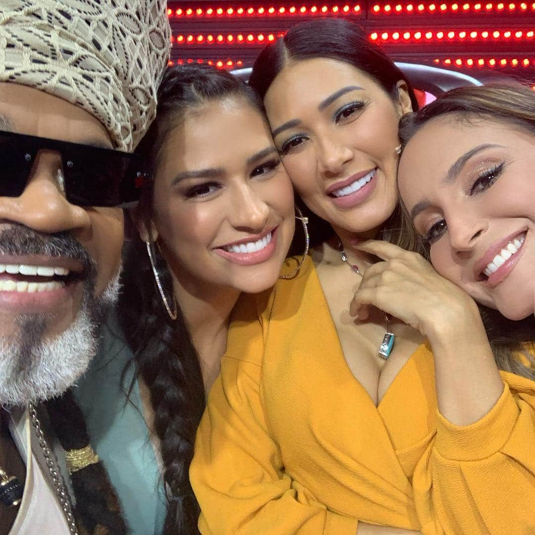 Claudia Leitteさんのインスタグラム写真 - (Claudia LeitteInstagram)「A gente n tava juntinho hoje, no nosso #TheVoiceKids, como de costume, mas, nossas irmãs estão brilhando muito no Faustão, no lançamento de #AperteOplay Liguem a TV!!! @carlinhosbrownoficial @simaria @simoneses」4月1日 7時39分 - claudialeitte