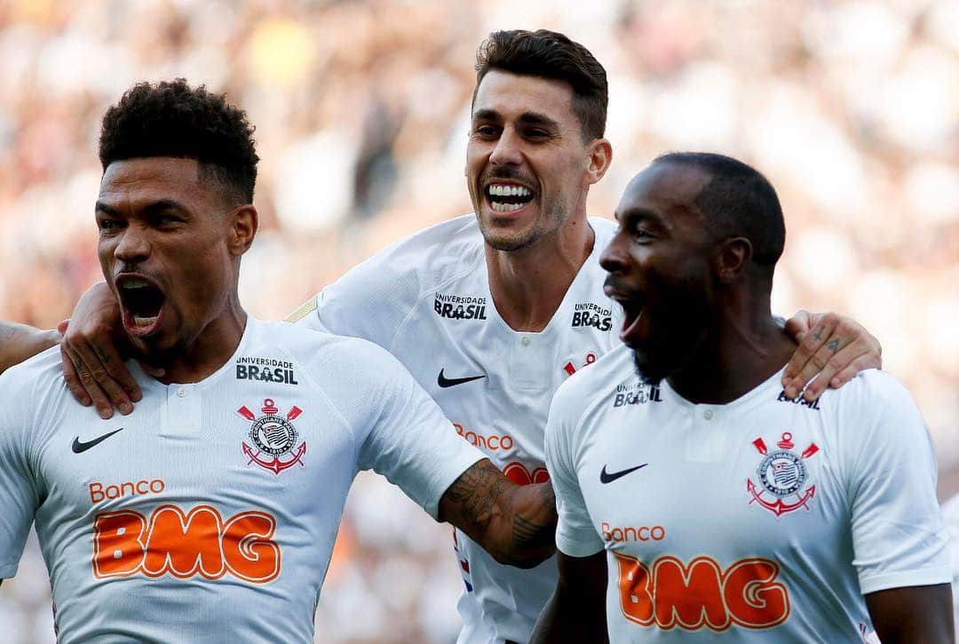 ダニーロ・フェルナンド・アベラールのインスタグラム：「O primeiro passo foi dado! Agora é manter o foco e a concentração para os próximos desafios ✌✌#VaiCorinthians #D35 📸: @marcogalvaofoto」