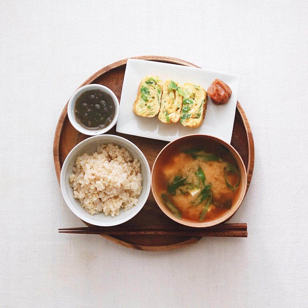 樋口正樹さんのインスタグラム写真 - (樋口正樹Instagram)「Today's breakfast . 今朝はネギ入りの卵焼き、 おでん出汁で炊いた玄米、 味噌汁、梅干、もずく酢。 ４月おはようございます。 . . #朝ごはん #朝食 #玄米ご飯 #味噌汁 #japanesebreakfast #washoku」4月1日 7時48分 - higuccini