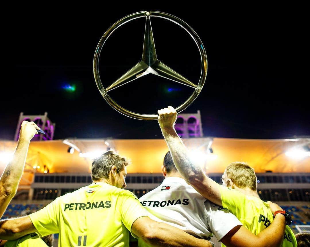 MERCEDES AMG PETRONASさんのインスタグラム写真 - (MERCEDES AMG PETRONASInstagram)「The brightest ⭐️ in the sky tonight... • #MercedesAMGF1 #Mercedes #AMG #F1 #PETRONASmotorsports #BahrainGP @mercedesbenz」4月1日 7時50分 - mercedesamgf1